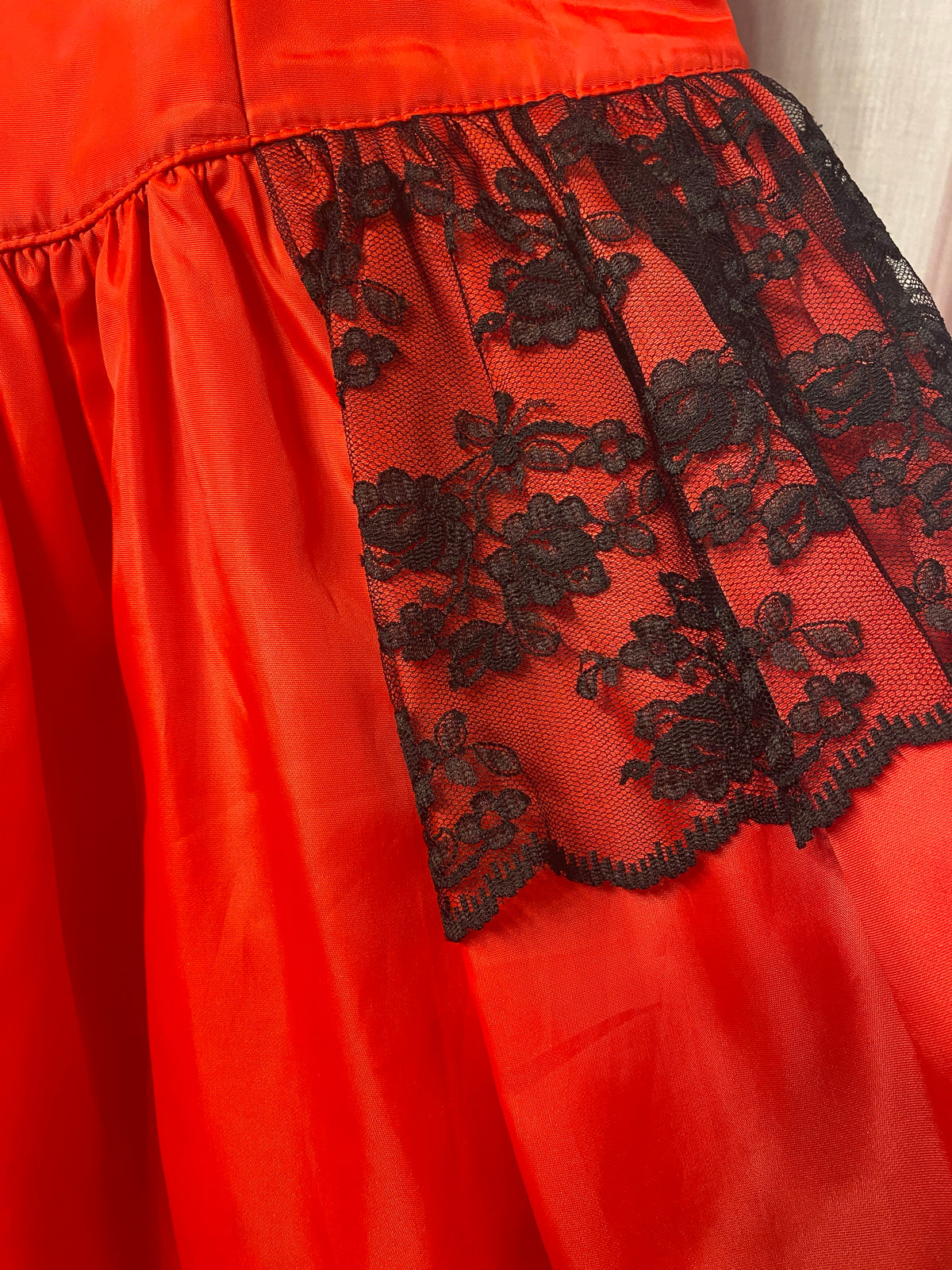 Jeunesse Red lace midi dress with Sweetheart neckline Size M/12